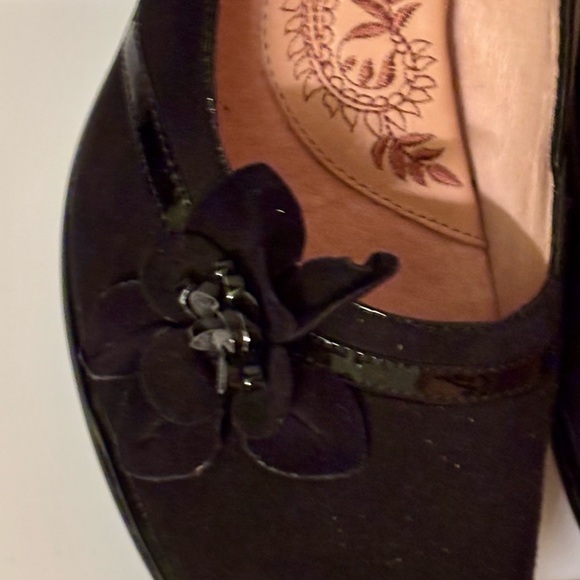 Sofft Brand black suede leather flower pumps kitten heels shoes - Picture 4 of 9